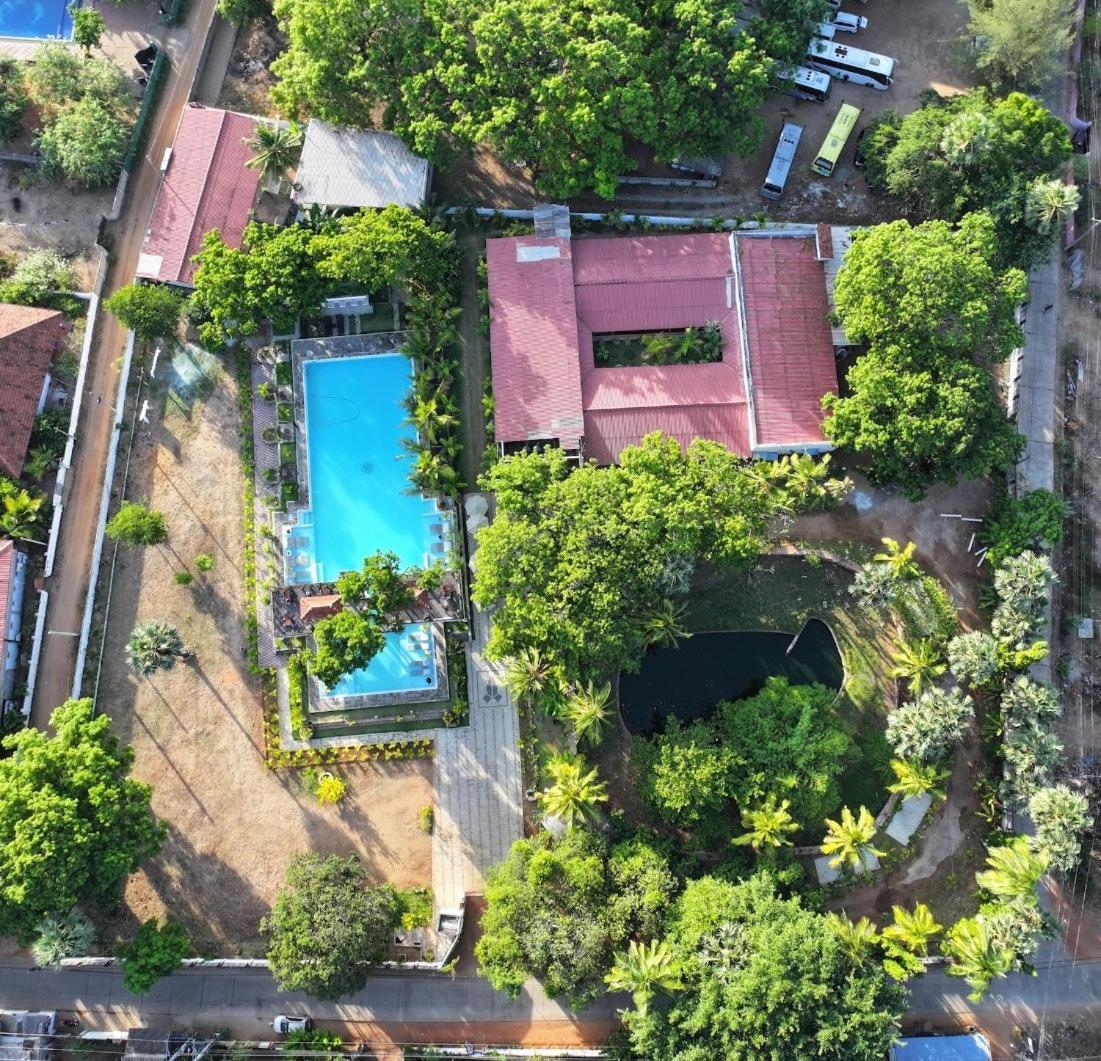 Lucky Beach Resort Trincomalee Exterior photo